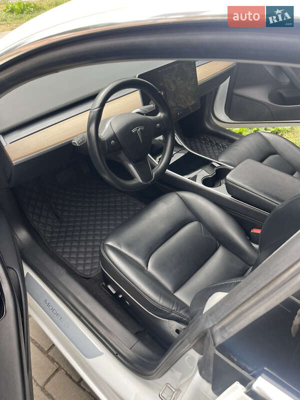 Седан Tesla Model 3 2019 в Львове