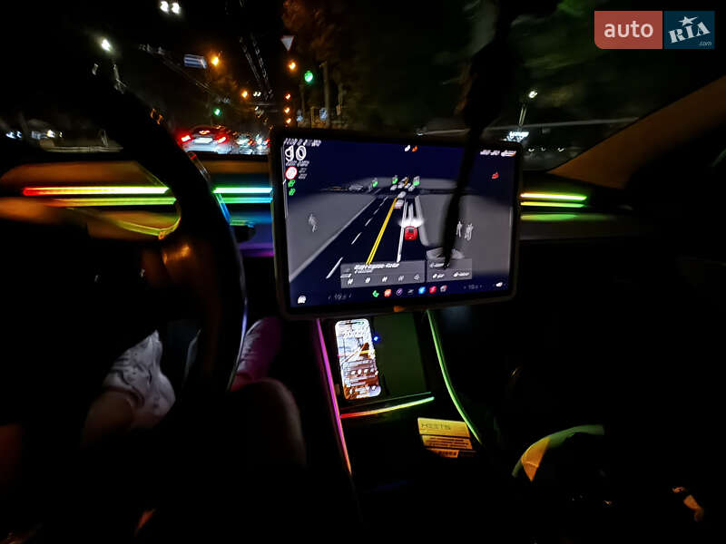 Седан Tesla Model 3 2018 в Черкасах