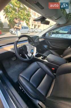 Седан Tesla Model 3 2020 в 