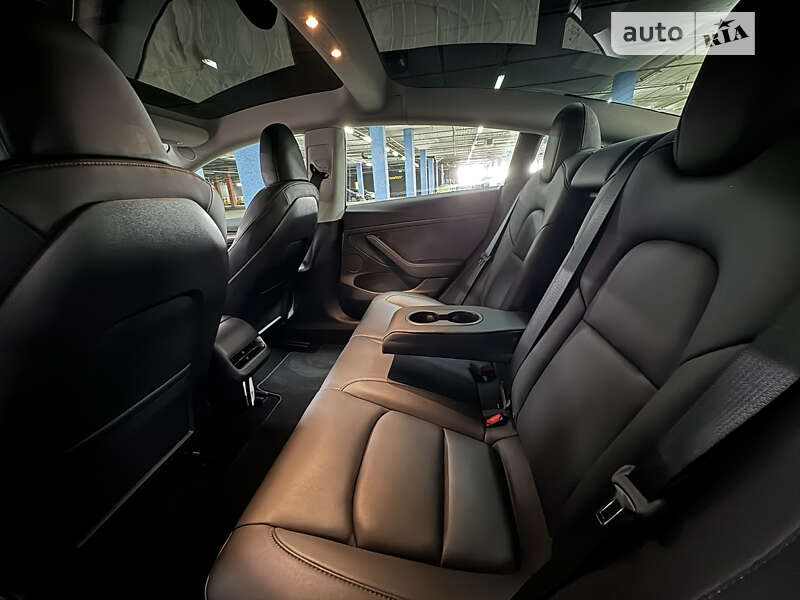 Седан Tesla Model 3 2023 в Києві