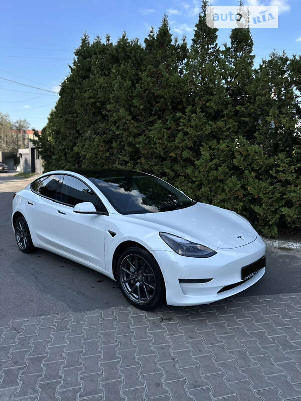 Седан Tesla Model 3 2021 в Львове