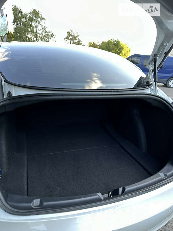 Седан Tesla Model 3 2021 в Львове