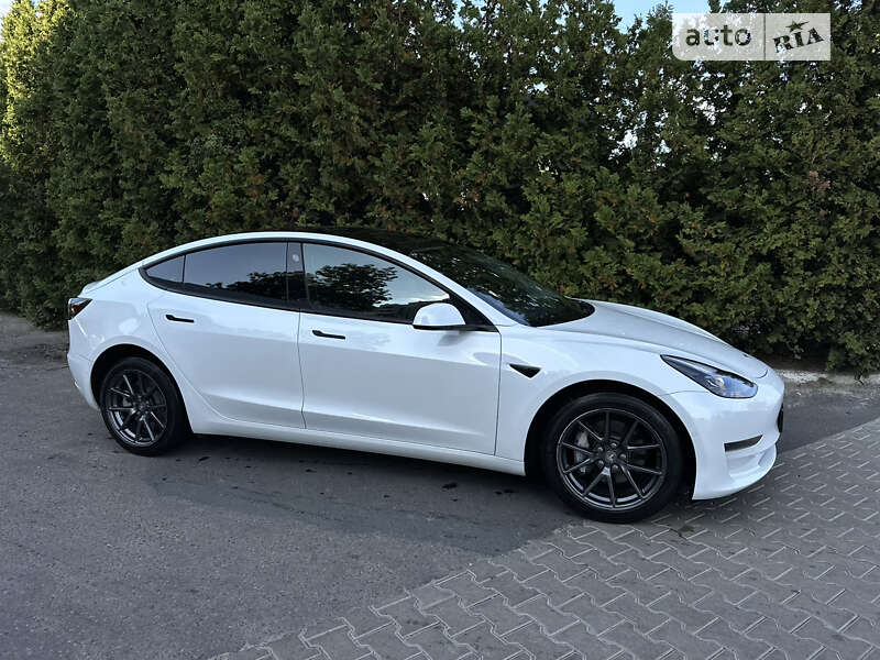 Седан Tesla Model 3 2021 в Львове