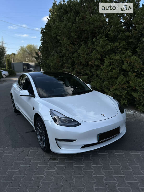 Седан Tesla Model 3 2021 в Львове