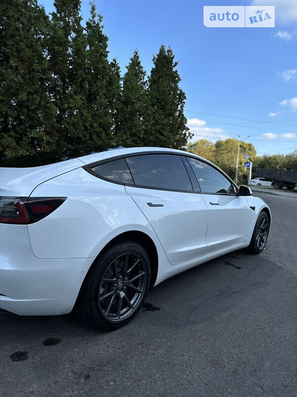 Седан Tesla Model 3 2021 в Львове