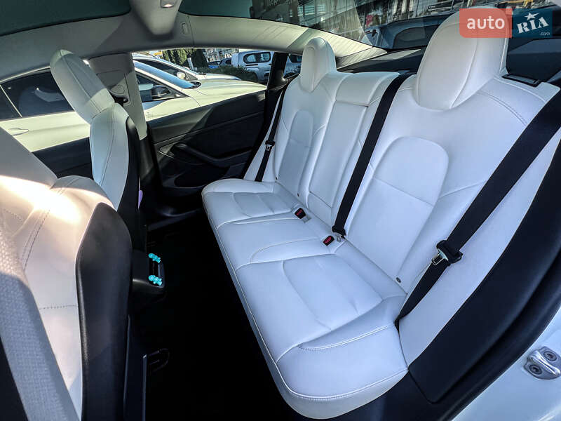Седан Tesla Model 3 2022 в Вінниці