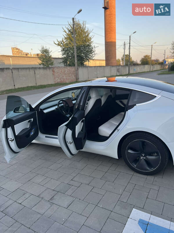 Седан Tesla Model 3 2018 в Стрию
