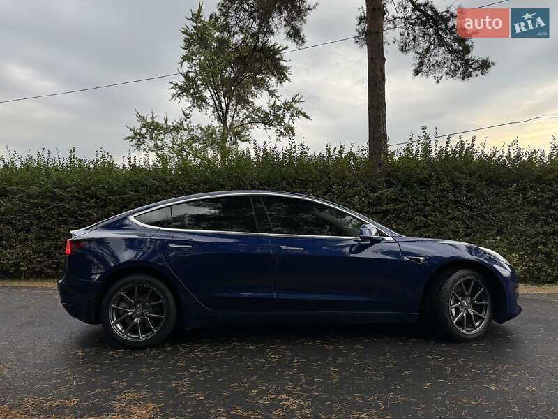 Седан Tesla Model 3 2018 в Ужгороде