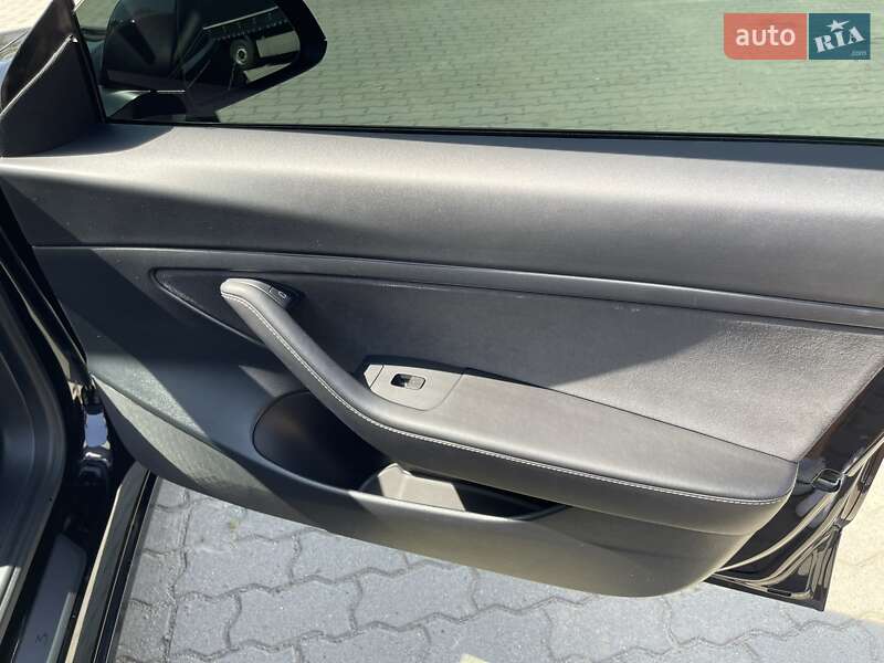 Седан Tesla Model 3 2021 в Львове