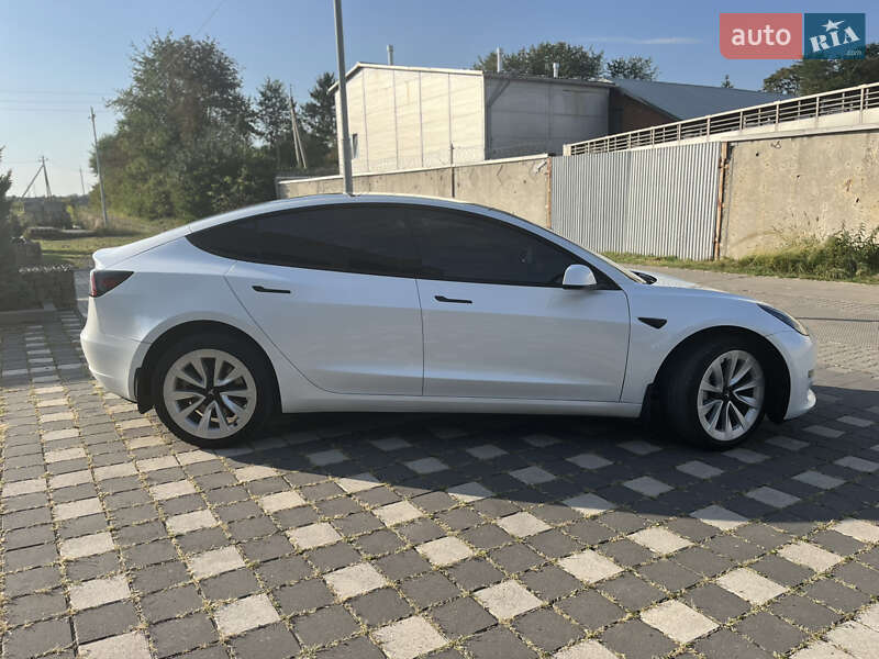 Седан Tesla Model 3 2021 в Стрию