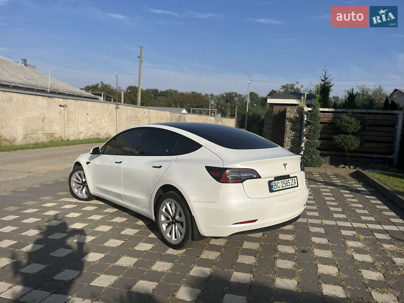 Седан Tesla Model 3 2021 в Стрию