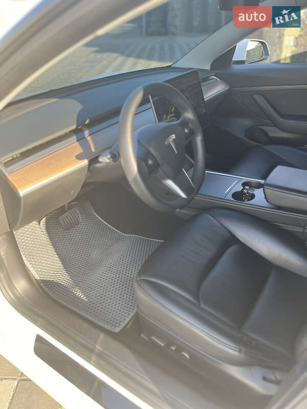 Седан Tesla Model 3 2021 в Стрию