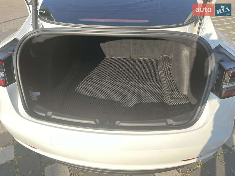 Седан Tesla Model 3 2021 в Стрию