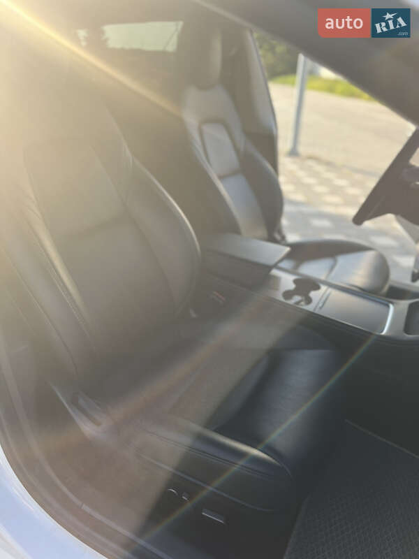 Седан Tesla Model 3 2021 в Стрию