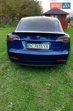 Седан Tesla Model 3 2022 в 