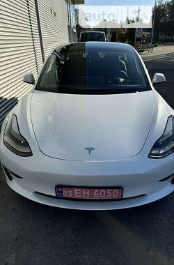 Седан Tesla Model 3 2022 в 