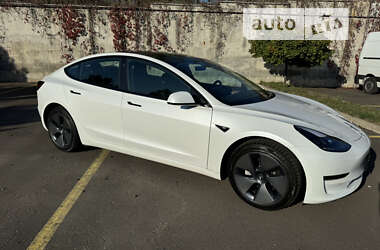 Седан Tesla Model 3 2022 в 