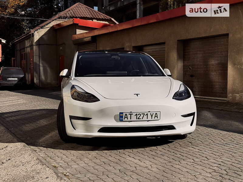 Седан Tesla Model 3 2022 в Івано-Франківську
