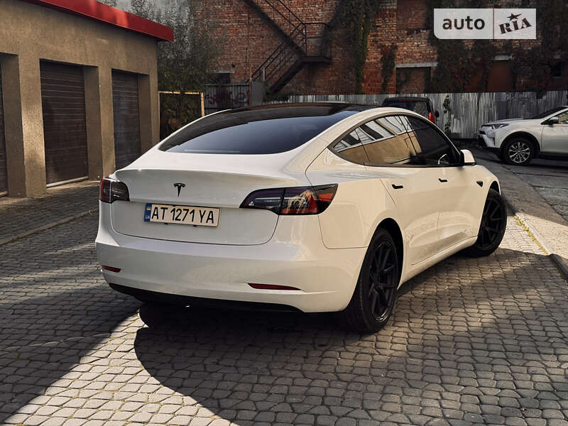 Седан Tesla Model 3 2022 в Івано-Франківську