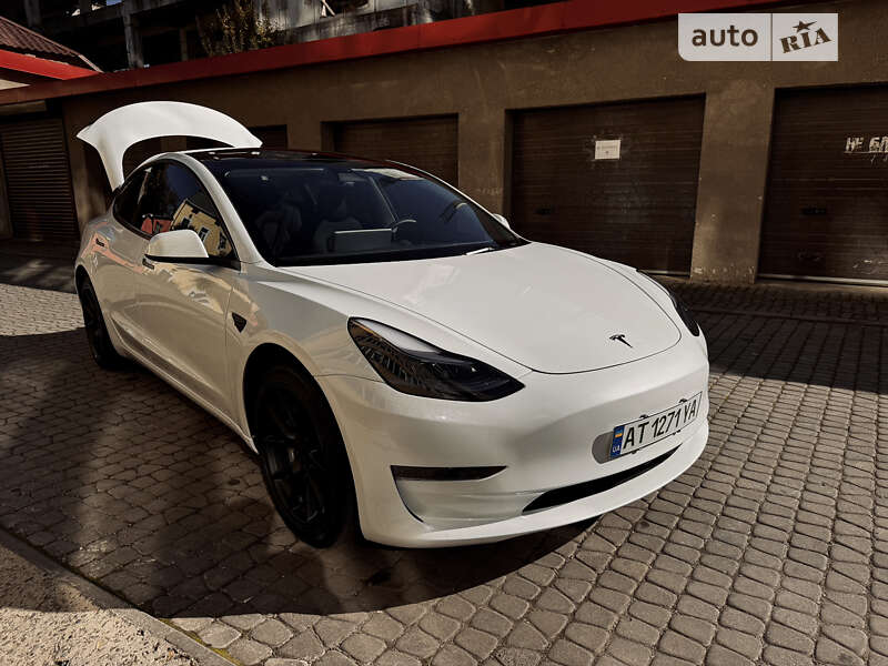 Седан Tesla Model 3 2022 в Івано-Франківську