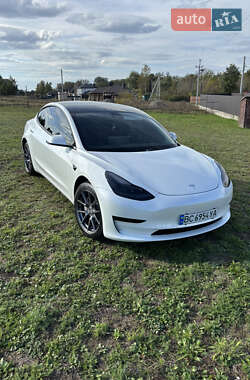 Седан Tesla Model 3 2022 в 
