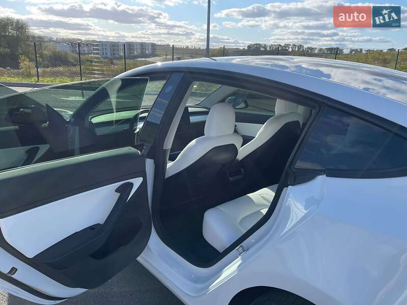 Седан Tesla Model 3 2021 в Рівному