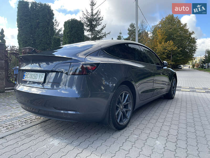 Седан Tesla Model 3 2020 в Львове