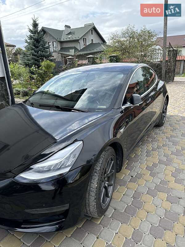 Седан Tesla Model 3 2018 в Чернигове