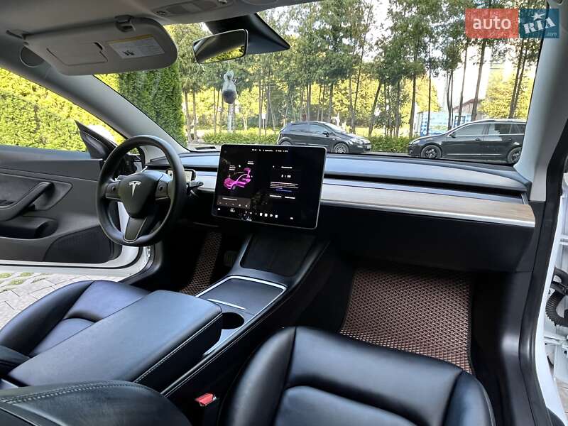 Седан Tesla Model 3 2020 в Львові