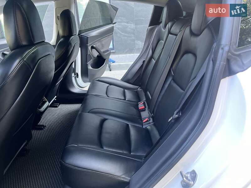 Седан Tesla Model 3 2020 в Львові