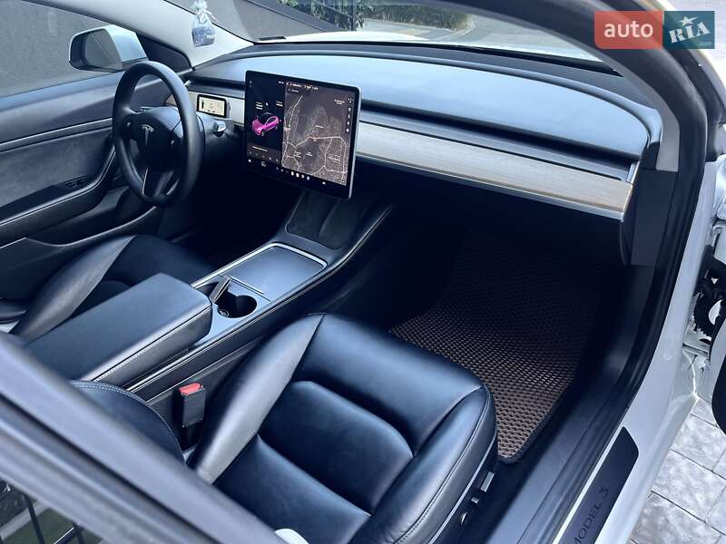 Седан Tesla Model 3 2020 в Львові