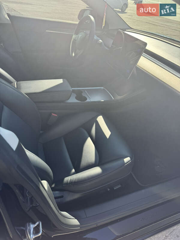 Седан Tesla Model 3 2021 в Чернівцях