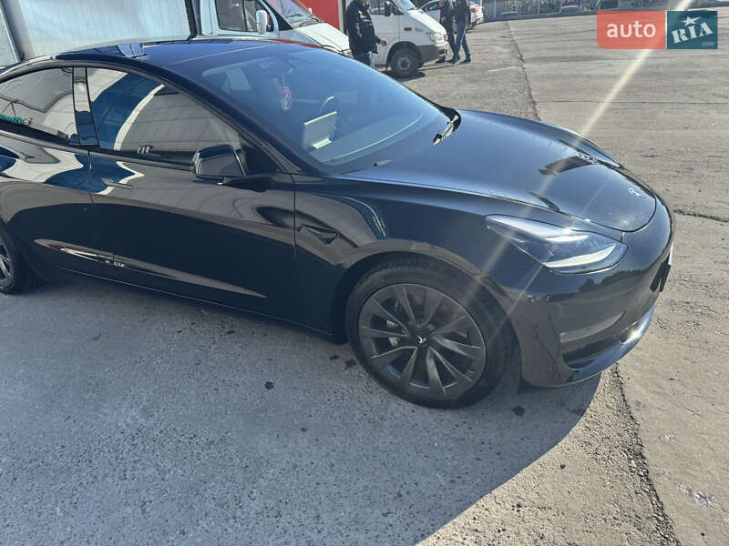 Седан Tesla Model 3 2021 в Чернівцях