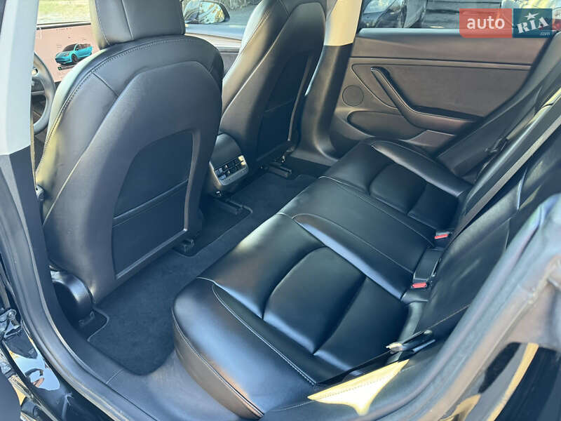 Седан Tesla Model 3 2022 в Ровно