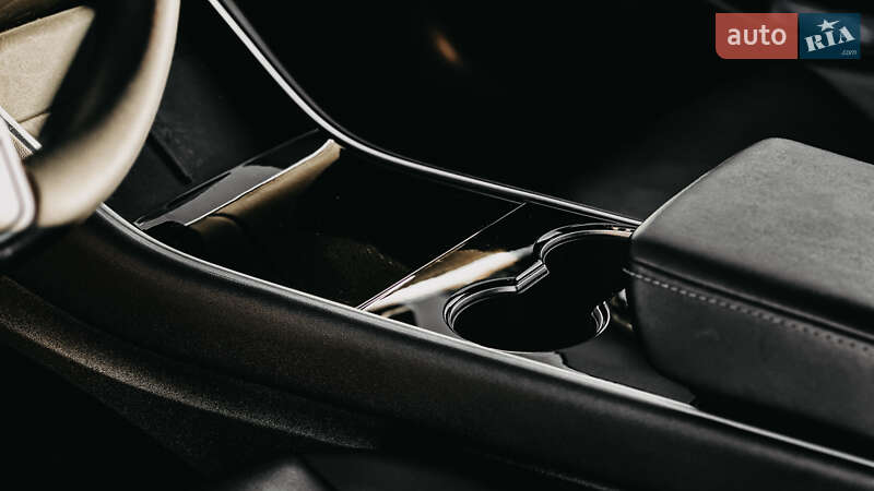 Седан Tesla Model 3 2020 в Ровно