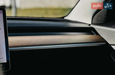 Седан Tesla Model 3 2020 в 