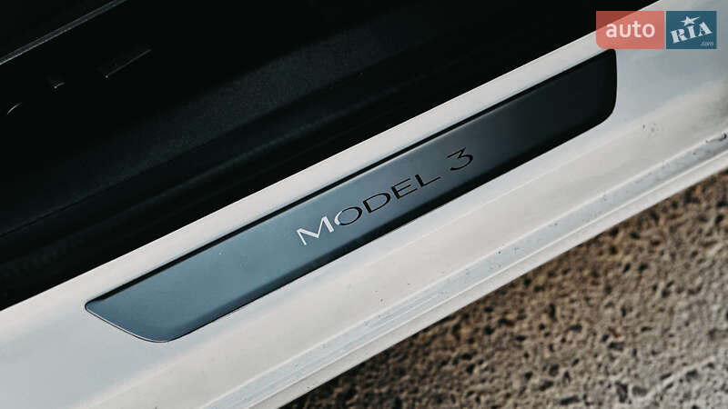 Седан Tesla Model 3 2020 в Ровно