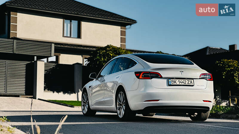 Седан Tesla Model 3 2020 в Ровно