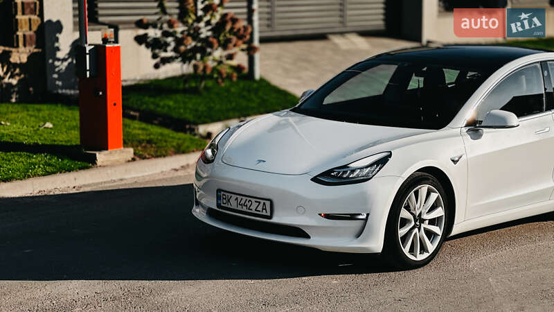 Седан Tesla Model 3 2020 в Ровно