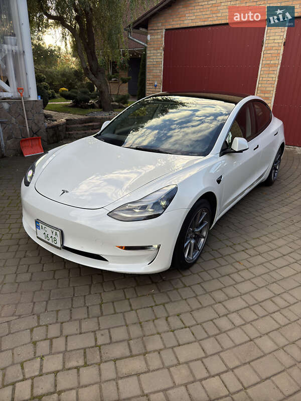 Седан Tesla Model 3 2021 в Нововолинську