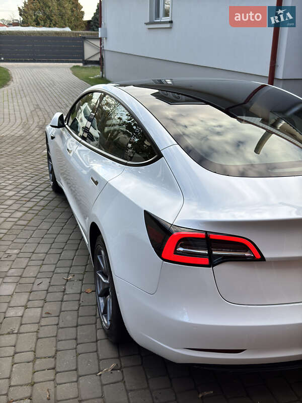Седан Tesla Model 3 2021 в Нововолинську