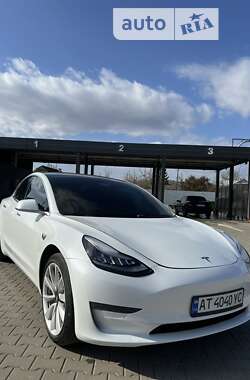 Седан Tesla Model 3 2019 в Косові