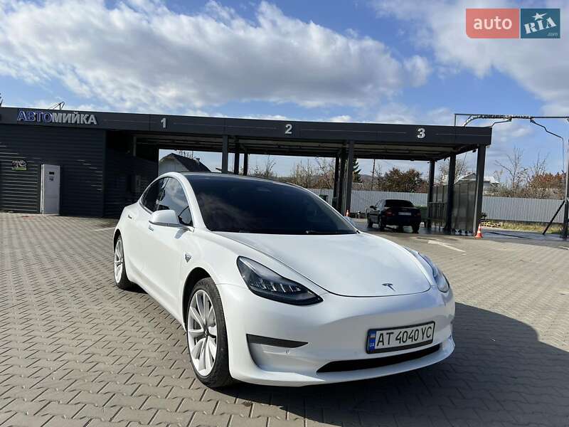 Седан Tesla Model 3 2019 в Косове