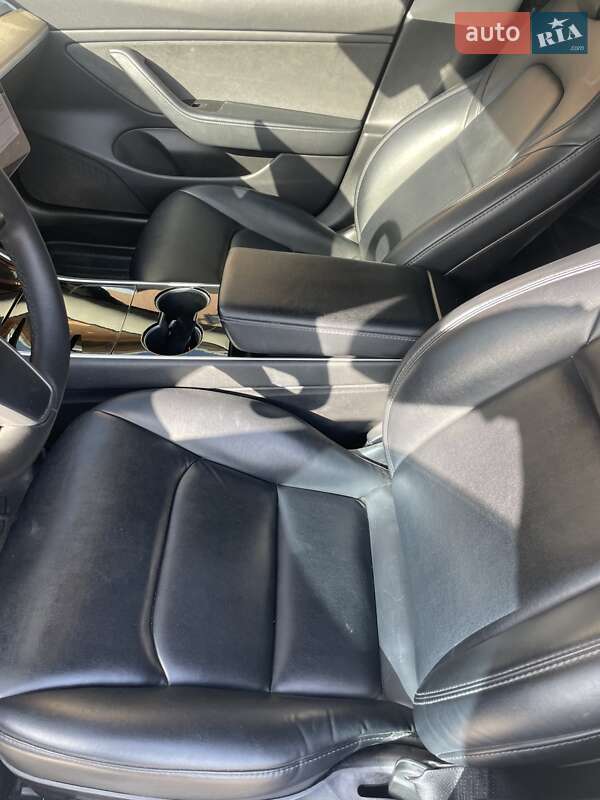 Седан Tesla Model 3 2019 в Косове