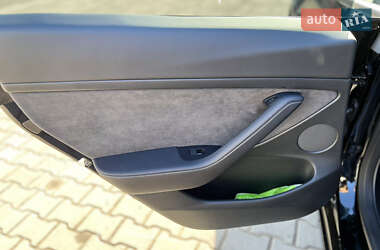 Седан Tesla Model 3 2022 в 