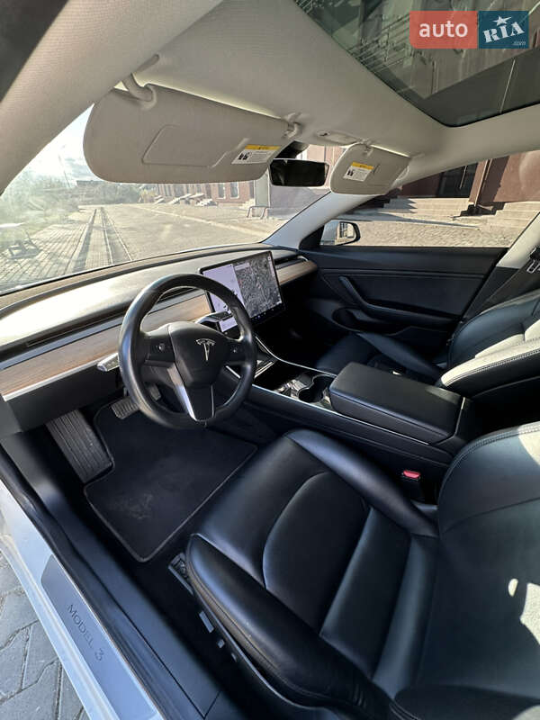 Седан Tesla Model 3 2018 в Надвірній