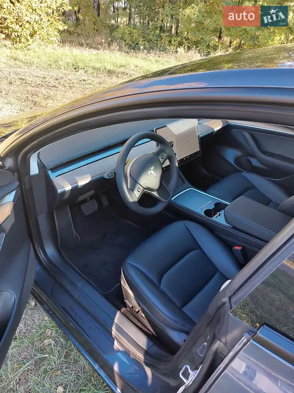 Седан Tesla Model 3 2023 в 