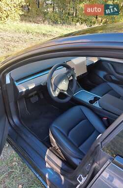 Седан Tesla Model 3 2023 в 