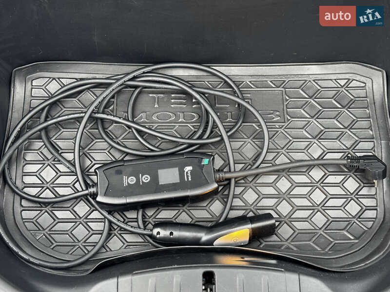Седан Tesla Model 3 2022 в Житомире