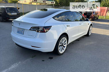 Седан Tesla Model 3 2022 в 